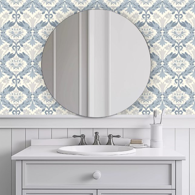 Monochromatischer Blauer Kranz Tapete (Monochromatic Blue Wreath Wallpaper in a white bathroom.)
