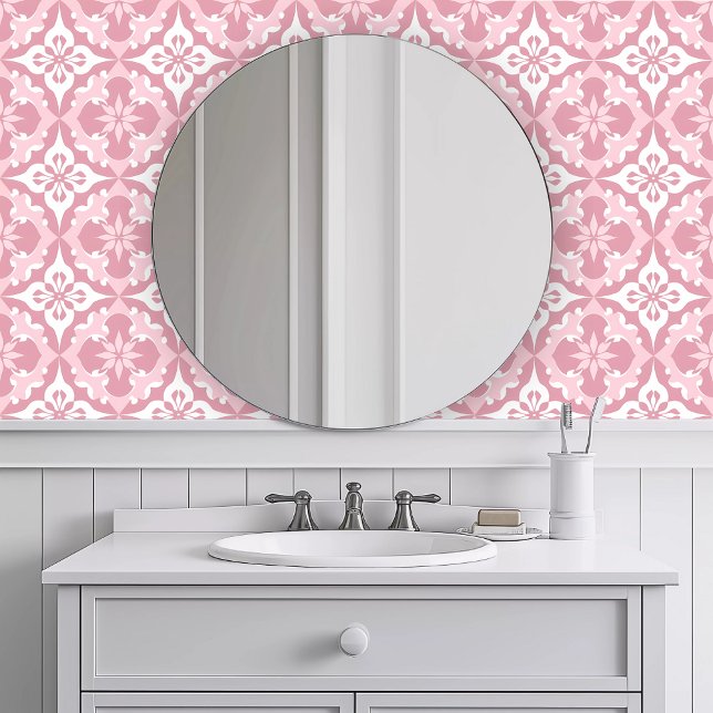 Monochromatisches Dekorrosa Tapete (Monochromatic Decorative Pink Wallpaper in a white bathroom.)