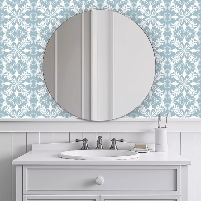 Monochromatisches Intricate Blau Tapete (Monochromatic Intricate Blue Wallpaper in a white bathroom.)