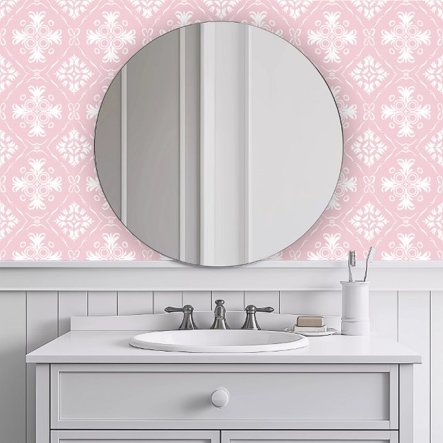 Monochromatisches Rosa Tapete (Monochromatic Intricate Pink Wallpaper in a white bathroom.)
