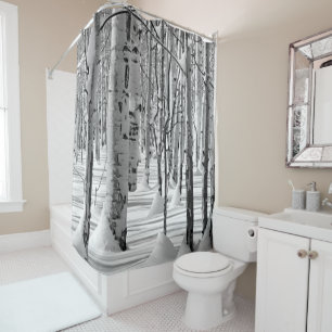 Monochrome Aspen Tree Trunken im Winterschnee-Foto Duschvorhang