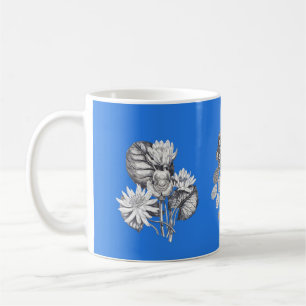 Monochrome Blume auf blauem Hintergrund Tasse