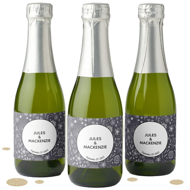 Monochrome Blume Chalkboard Moderne Hochzeit (Personalized celebration sparkling wine labels with custom text for weddings and parties)