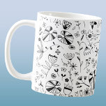 Monochrome freie Blume Kaffeetasse<br><div class="desc">Moderne monochrome Schwarz-Weiß-Wildblume. Originelle Kunst von Nic Squirrell.</div>