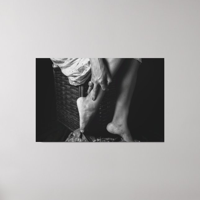 Monochrome Grace: An Artistic Study Leinwanddruck (Vorderseite)