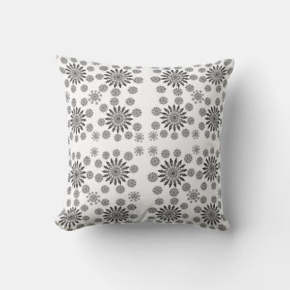 ​Monochrome Mandala Symphony: Modern Geometric Pat Kissen