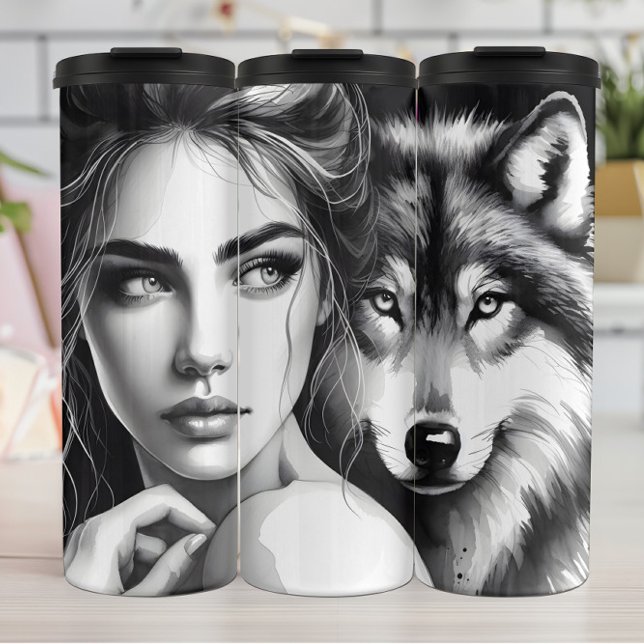 Monochrome Mystery: Frau und Wolf. Thermosbecher (Von Creator hochgeladen)