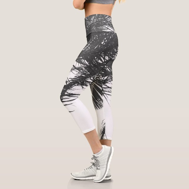 Monochrome Schwarz-weiße Palm Tree-Blätter Capri Leggings (Links)