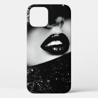 Monochrome sensuale Frauenlippen in schwarzem Rahm