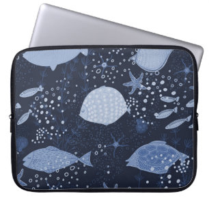 Monochrome sleeping fishes, dark pattern. laptopschutzhülle