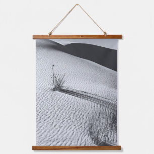 Monochrome White Sands Dünenlandschaft Wandteppich Mit Holzrahmen