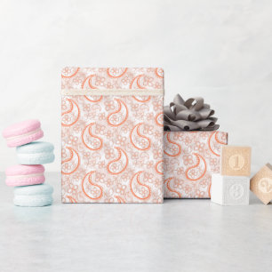 Monochromes Beige-Weiß-Orange-Paisleymuster. Geschenkpapier