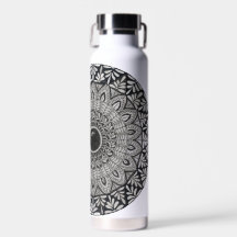 monochromes Mandala-Design auf Wasserflasche