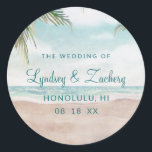 Monografische Hochzeit der Insel Breeze Runder Aufkleber<br><div class="desc">Insel Breeze Painted Beach Szene,  mit Ocean Waves,  Sandy Beach und Palmen,  mit einem schönen aquamarinen blauen Himmel. Mit modernen Typografie-Script-Schriftart. Ein Sommer tropischer Strand,  oder Hochzeit in Urlaubsort Design - Personalisierte Wedelmongram Name Stickers! ~ Karo mein Shop zu sehen,  die gesamte Hochzeitssuite für dieses Design!</div>