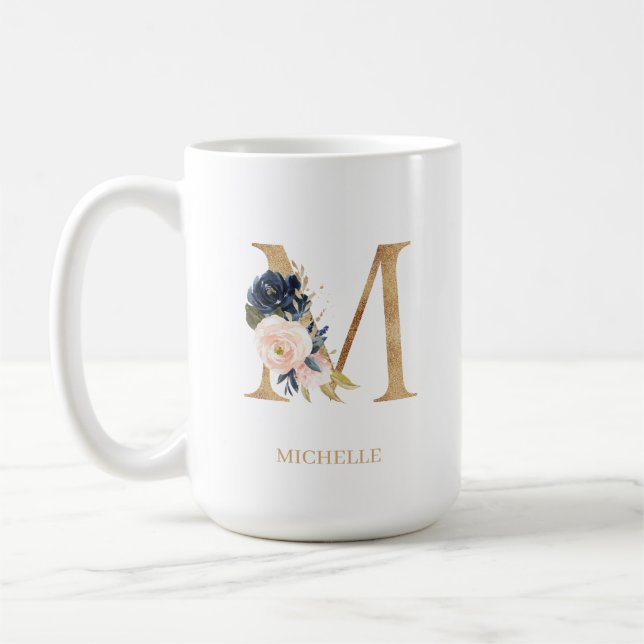Monografischer Navy Blush Floral Letter "M" Person Kaffeetasse (Links)