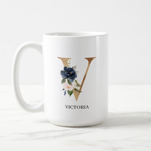 Monografischer Navy Blush Floral Letter "V" Person Kaffeetasse (Links)