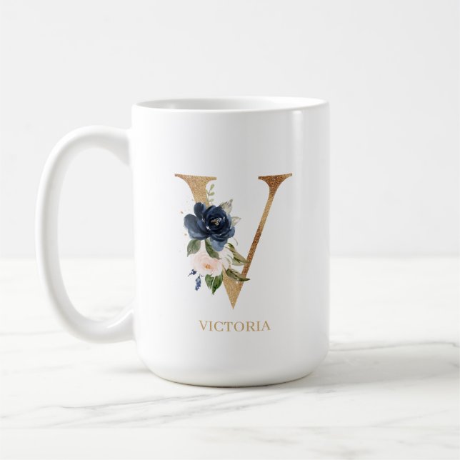 Monografischer Navy Blush Floral Letter "V" Person Kaffeetasse (Links)