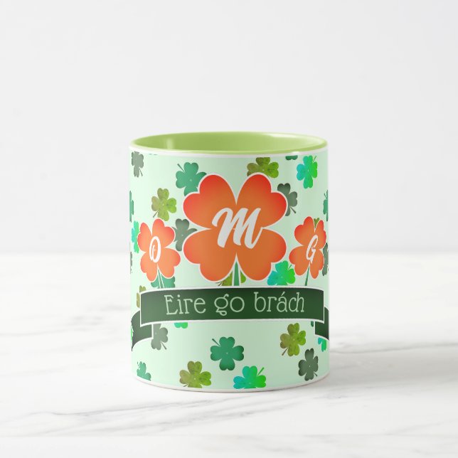 Monogram auf Clover Kleeblatt Pattern auf GREEN Tasse (Zentrum)