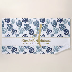 Monogram Azure Blue Tropical Blätter Gold Newlywed Strandtuch