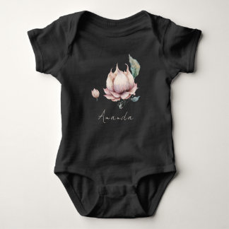 Monogram Baby Name Earthy Boho Hübsch Lotus Blume Baby Strampler