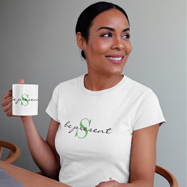 Monogram 'be present' Activewear Classic White T-Shirt (Von Creator hochgeladen)