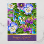 Monogram Birthday Pansy Violet Blume Wasserfarbe Folien Feiertagspostkarte<br><div class="desc">Monogram Happy Birthday Pansy Violet Blume Aquarell Dekoration. Schönes Design mit Pansy Violet Blume, floral Stilvolles Design, Viola Tricolor Pansy Aquarellfarben Illustration Muster lila und grün Blätter Blumenmuster, Wünsche Text "Happy Birthday!"! Textvorlage. Personalisieren Sie sie, indem Sie Ihren Wunschtext und Ihre Namen hinzufügen. Einladungen & Stationery > Grußkarten > Holiday...</div>
