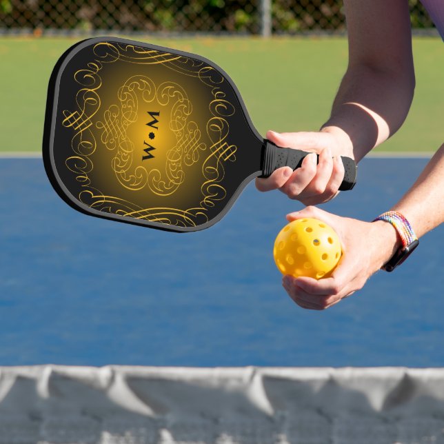 Monogram Black and Gold mit dekorativen Elementen Pickleball Schläger (InSitu)