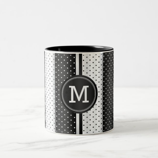 Monogram Black and White Polka Dots Zweifarbige Tasse (Mittel)