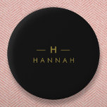 Monogram Black Gold | Modernes Minimalistisches El Button<br><div class="desc">Ein einfaches,  individuelles Monogramm-Design in einer goldenen,  modernen minimalistischen Typografie auf schwarzem Hintergrund. Die Monogramm-Initialen und der Name können zusammen mit der Feature-Zeile leicht personalisiert werden,  um ein Design so einzigartig wie Sie sind zu machen! Das perfekte Geschenk oder Accessoire für jeden Anlass.</div>
