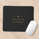 Monogram Black Gold | Modernes Minimalistisches El Mousepad<br><div class="desc">Ein einfaches,  individuelles Monogramm-Design in einer goldenen,  modernen minimalistischen Typografie auf schwarzem Hintergrund. Die Monogramm-Initialen und der Name können zusammen mit der Feature-Zeile leicht personalisiert werden,  um ein Design so einzigartig wie Sie sind zu machen! Das perfekte Geschenk oder Accessoire für jeden Anlass.</div>