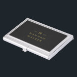 Monogram Black Gold | Modernes Minimalistisches El Visitenkarten Dose<br><div class="desc">Ein einfaches,  individuelles Monogramm-Design in einer goldenen,  modernen minimalistischen Typografie auf schwarzem Hintergrund. Die Monogramm-Initialen und der Name können zusammen mit der Feature-Zeile leicht personalisiert werden,  um ein Design so einzigartig wie Sie sind zu machen! Das perfekte Geschenk oder Zuhause-Accessoire.</div>