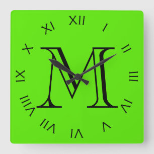 Monogram Black Roman Numbers on Green wc Quadratische Wanduhr