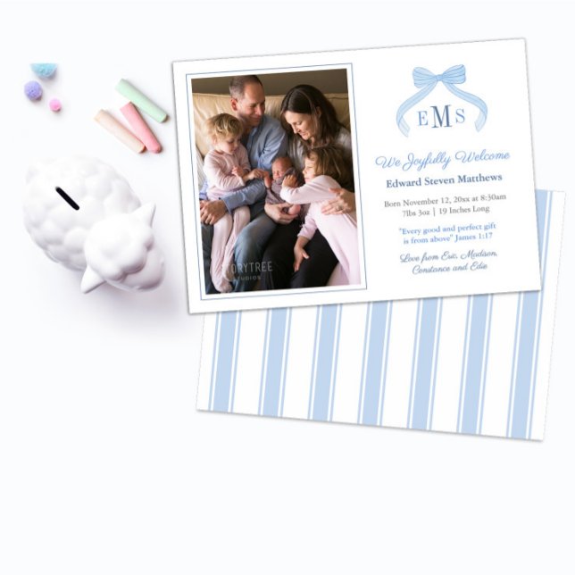 Monogram Blue Bow Welcome Baby Boy Foto Ankündigung (Preppy blue and white bow monogram birth announcement photocard design for baby boy)