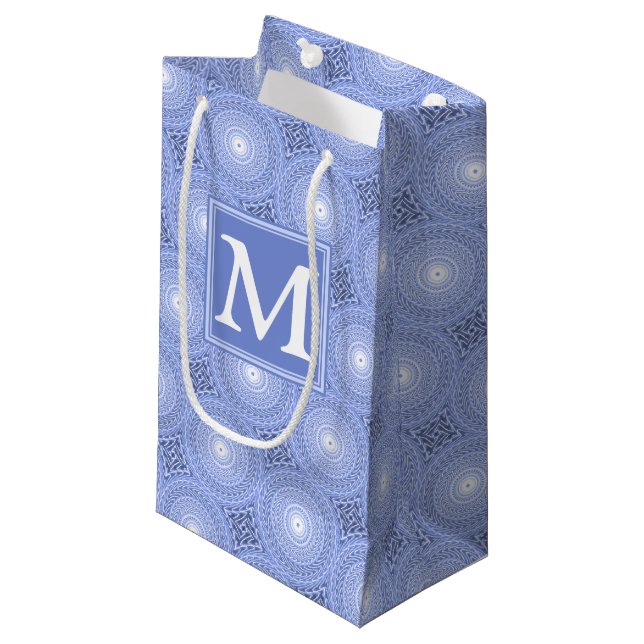 Monogram Blue Circles pattern Kleine Geschenktüte (Vorderseite Schrägansicht)