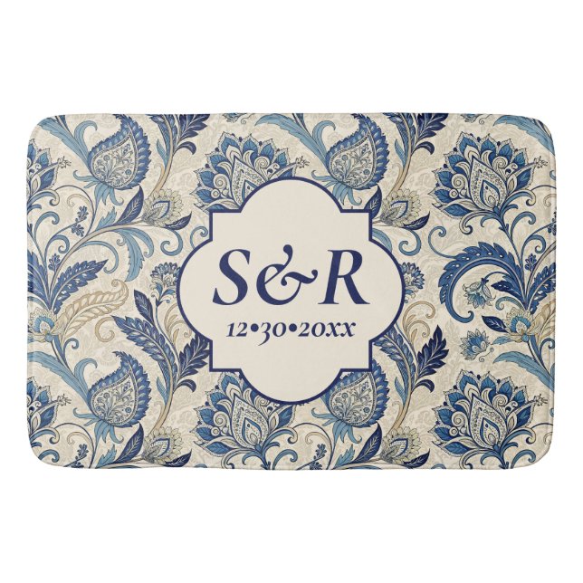 Monogram Blue & Cream Damask Floral Wedding Badematte (Vorderseite)