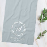 Monogram Blue Geschirrtuch<br><div class="desc">Küchenhandtuch mit personalisiertem Monogramm, umrahmt im Winter mit weißem botanischem Kranz.</div>