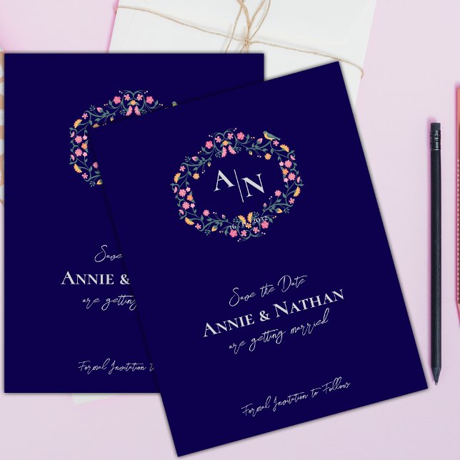 Monogram Blue Intricate Floral Frame Wedding Ankündigungspostkarte (Monogram Blue Intricate Floral Frame Wedding Announcement Postcard)