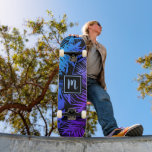 Monogram blue lila ombre leaf cool modern skateboard<br><div class="desc">Bringen Sie ein bisschen der Dschungeltropen in die Straßen Ihrer Stadt, wenn Sie coole, schicke, moderne Skateboards mit handgeschriebenem Monogramm benutzen, das Sie über ein grafisches Palmenblattmuster mit lebhaften, bedrückten blauen und lila Omergradwerten auf schwarz zeigen. Macht jedes Mal, wenn Sie auf dem Bürgersteig surfen, ein lustiges und stilvolles Statement....</div>
