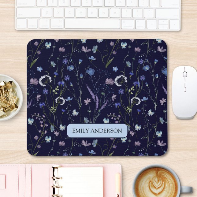 Monogram Blue Lila Wildblume Floral Pattern Mousepad (In situ)