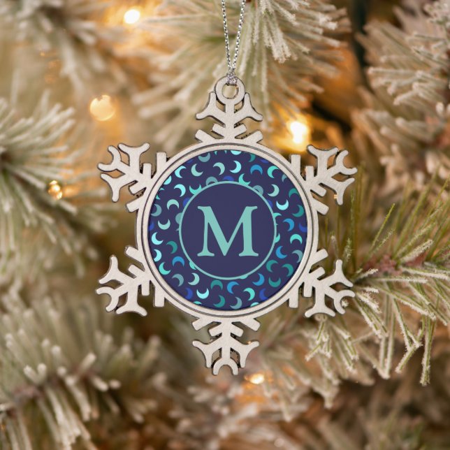 Monogram Blue New Moon Muster Schneeflocken Zinn-Ornament (Baum)