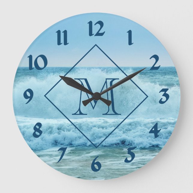 Monogram Blue Ocean Waves Crashing on Beach Große Wanduhr (Vorderseite)