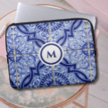 Monogram Blue   White Mediterranean Tile Pattern Laptopschutzhülle<br><div class="desc">Mit diesem blauen und weißen Monogramm-Laptop-Ärmel mit traditioneller mediterraner Keramik-Kachel-Struktur verleihen Sie Ihrem Alltag Stil. Im Sinne der besten portugiesischen, spanischen und marokkanischen Vintagen Fliesen ist das Motiv eine angenehme Reihe geometrischer Linien und Wirbel. Personalisieren Sie mit einem Initial für eine besondere Touch. Ein frischer und origineller Pop, der inspiriert...</div>