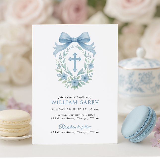 Monogram Blue Wreath Taufen Einladung für Jungen (Elegant baptism invitation with blue bow and floral cross, styled with macarons and roses)