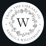 Monogram-Blumenschrei aus dem Library-Buchzeichen Runder Aufkleber<br><div class="desc">Fügen Sie Ihren Lieblingsbüchern eine elegante Touch mit unserer schicken Blumenschrift aus der Bibliothek des Buchzeichens hinzu, die Ihren Single in klassischer Serifenschrift mit einem handgezeichnet Kranz aus Blume, Knospen und winzigen botanischen Blätter gerahmt. "From the library of" erscheint in einem wunderschönen Rundbogen und hier können Sie Ihren eigenen Namen...</div>