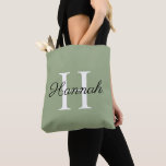 Monogram Bridesmaid Geschenk mit Name Sage Green T<br><div class="desc">Monogram Bridesmaid Name Sage Green Tote Bag. Perfektes Geschenk für Ihre Brautmädchen und Trauzeugin. Personalisiert mit Vorbuchstaben und Namen.</div>