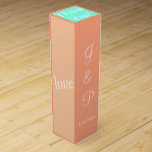 Monogram Cantaloupe Fruit Colors Wedine Wine Box<br><div class="desc">Hübscher Spaß beim Hochzeitsempfang mit Liebe in weißer Schrift auf links und rechten Seiten. Frische Früchte im Sommer inspiriert in Kantalupe, Pfirsich, Honigtaube. Personalisieren Sie Mit Monogramm Bride- und Grooms-Initialen und das Hochzeitdatum in weißem Text auf der Vorderseite. Vielen Dank, Sie sind in weißer Schrift geschrieben gegen türkisblau oben. Entwürfe...</div>