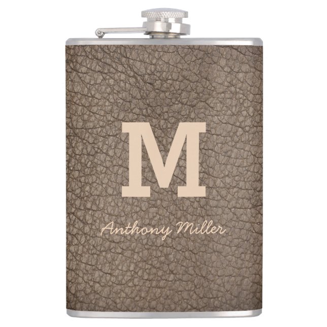 Monogram Chic Brown Leather Name Script Modern Flachmann (Vorderseite)