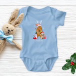 Monogram Christmas Santa Gingerbrot Letter A Boy Baby Strampler<br><div class="desc">Mit unserem personalisierten, charmanten Lebkuchenbrief Weihnachts-Crew-T - Shirt erleben Sie die ganze Familie in den Urlaubssinn! Dieses festliche Design zeigt einen liebenswerten Welpen, der eine Weihnachtsmannmütze trägt und einen skurrilen Schneemann. Eine extra süße Touch, ein gerippter Bonbons Pop aus den Buchstaben, die eine angenehme Drehung in das Design bringen. Jeder...</div>