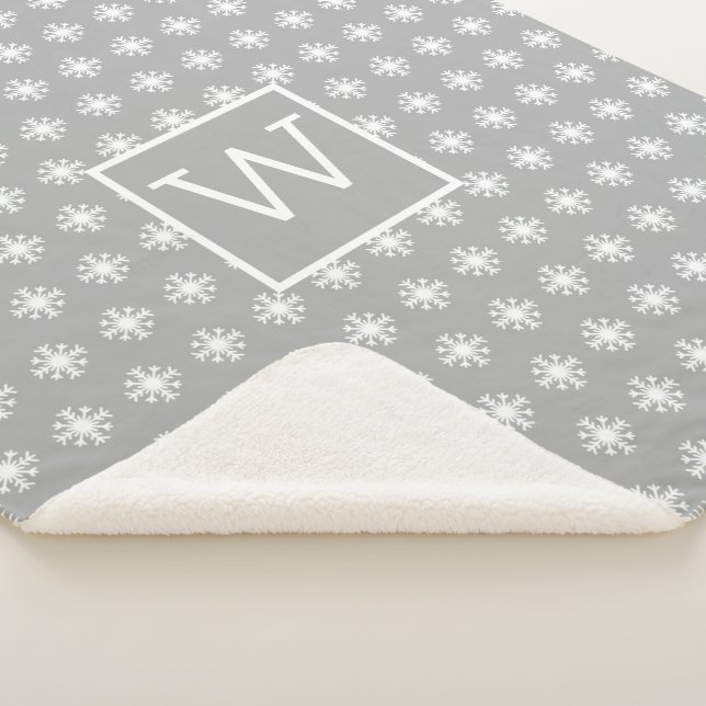 Monogram Christmas White Snow Crystal Grau Sherpadecke (3/4)