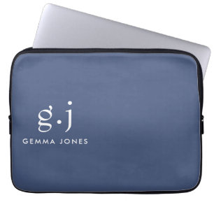 Monogram Classic Elegant Minimal Dusty Blue White Laptopschutzhülle